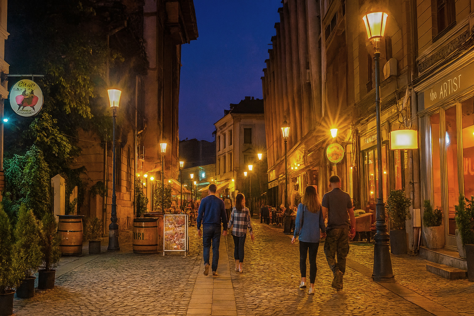 Belebte Fußgängerzone in Bukarest am Abend mit warm beleuchteten Straßencafés, historischen Gebäuden und Spaziergängern unter blauem Abendhimmel.
