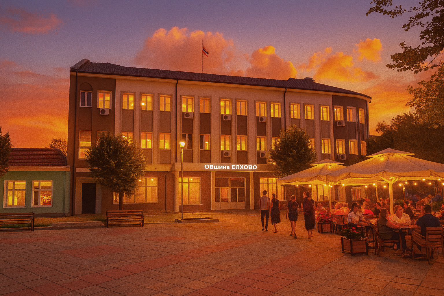 Rathausplatz in Elchowo am Abend mit beleuchtetem Straßencafé, Spaziergängern und stimmungsvollen Sonnenuntergangswolken.