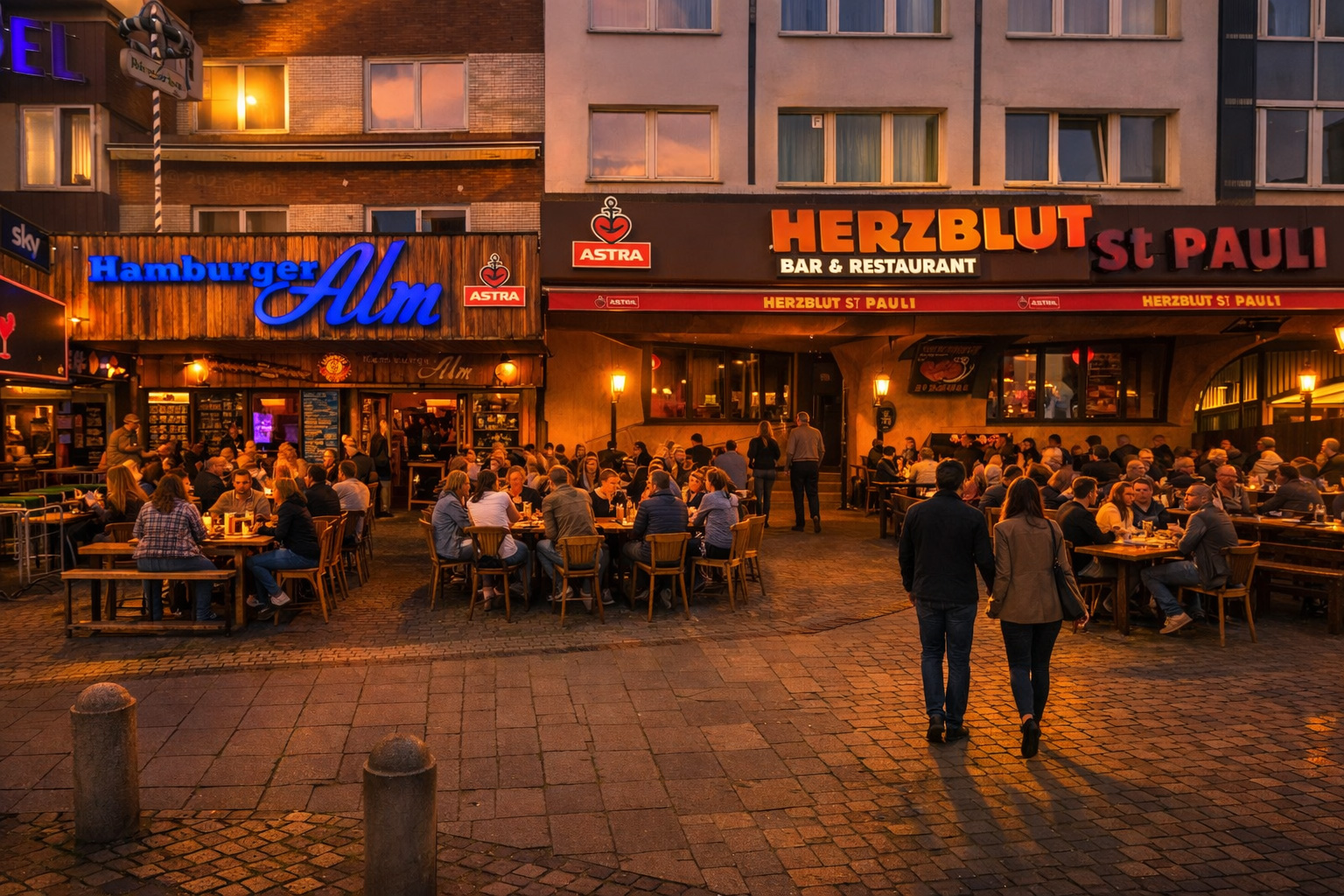 Belebte Reeperbahn mit leuchtenden Bar- und Restaurant-Schriftzügen, voll besetzte Straßencafés mit langen Holztischen, warm beleuchtete Fenster, eingeschaltete Außenlampen und viele Spaziergänger im goldenen Licht des Sonnenuntergangs.