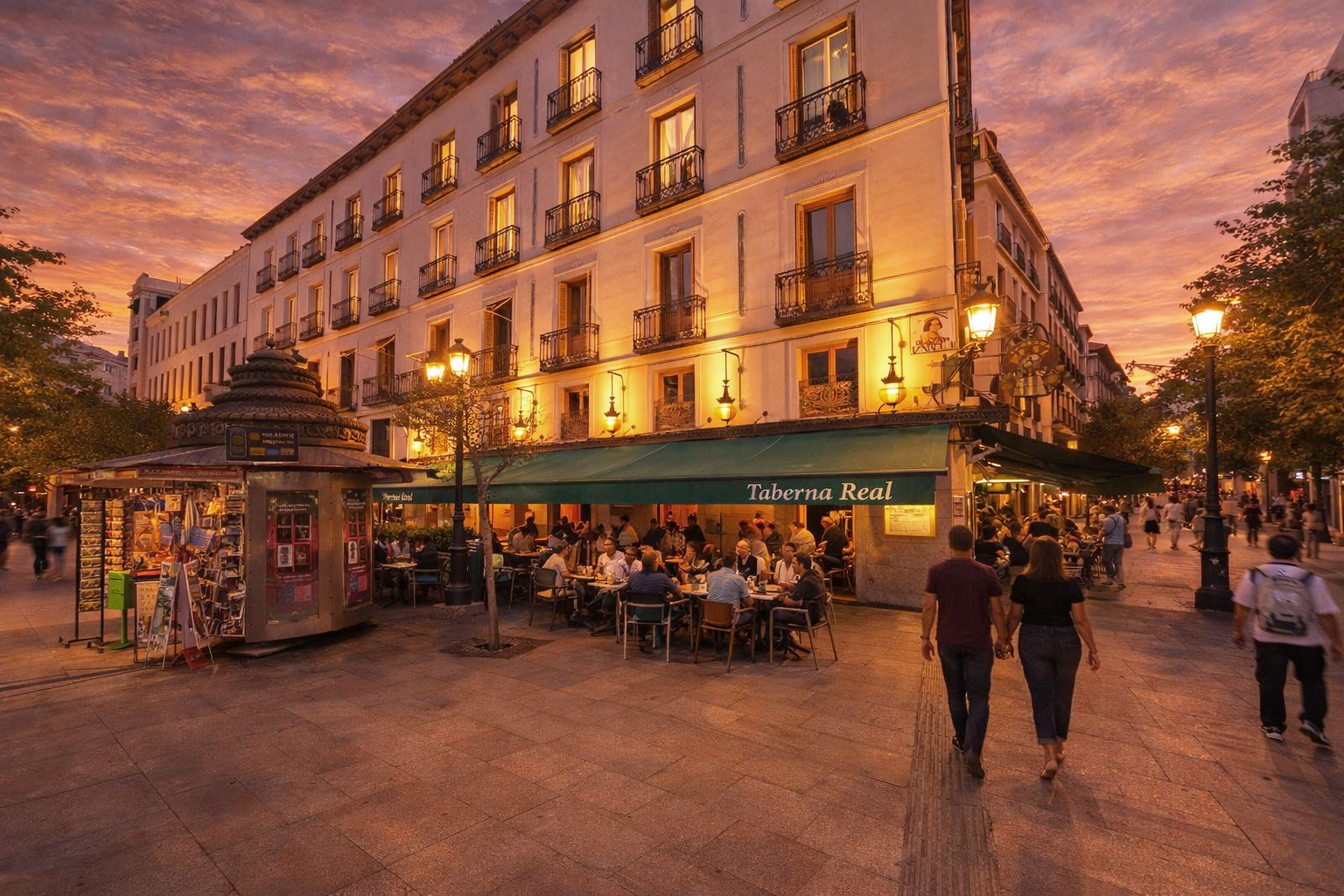 Belebter Platz mit klassizistischer Häuserfassade, grünen Markisen eines Straßencafés, warmem Sonnenuntergangshimmel, eingeschalteten Laternen, beleuchteten Fenstern und Spaziergängern im abendlichen Stadtleben