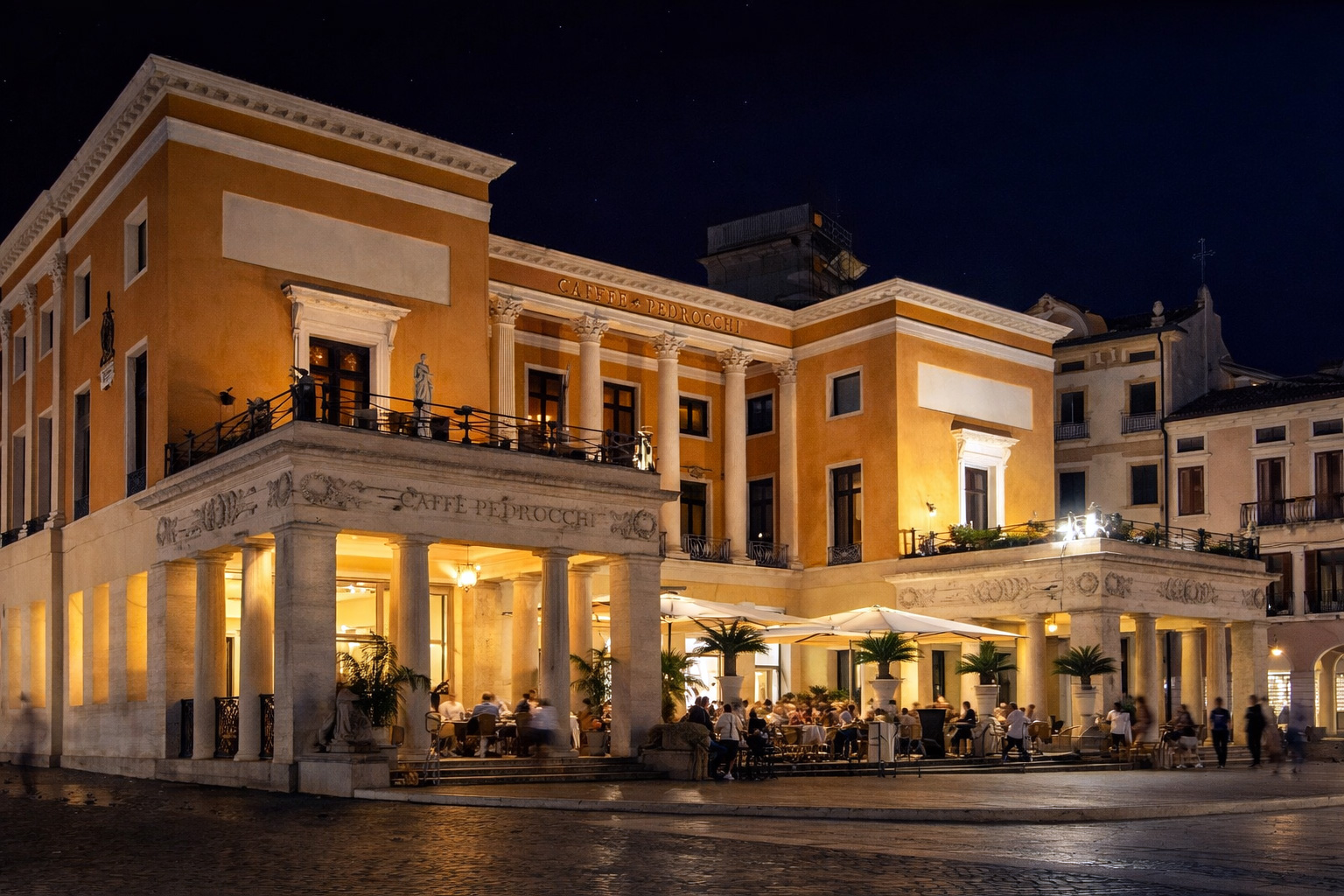 Abendliche Stimmung am Caffè Pedrocchi in Padua mit beleuchteter neoklassizistischer Architektur, offenen Arkaden, sitzenden Gästen und warmem Licht vor dunklem Abendhimmel.