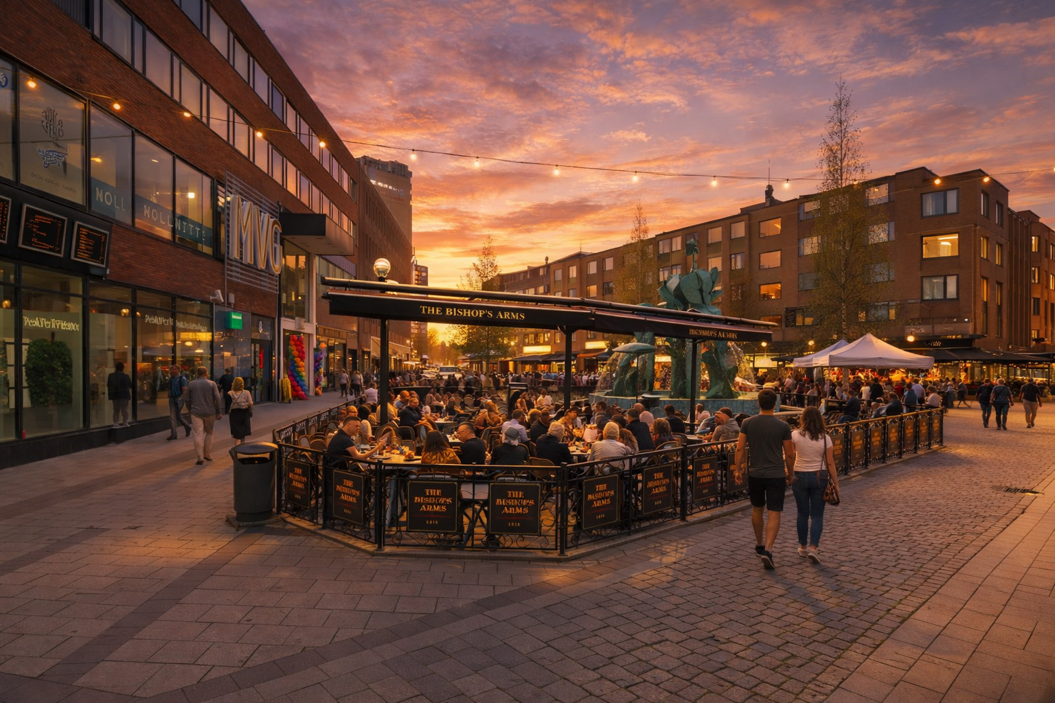 Belebtes Straßencafé an der Kungsgatan in Umeå bei Sonnenuntergang mit voll besetzten Tischen, warm beleuchteten Schaufenstern in moderner Backsteinarchitektur, Lichterketten über dem Platz, angestrahlter Brunnenplastik und Spaziergängern auf dem gepflasterten Weg
