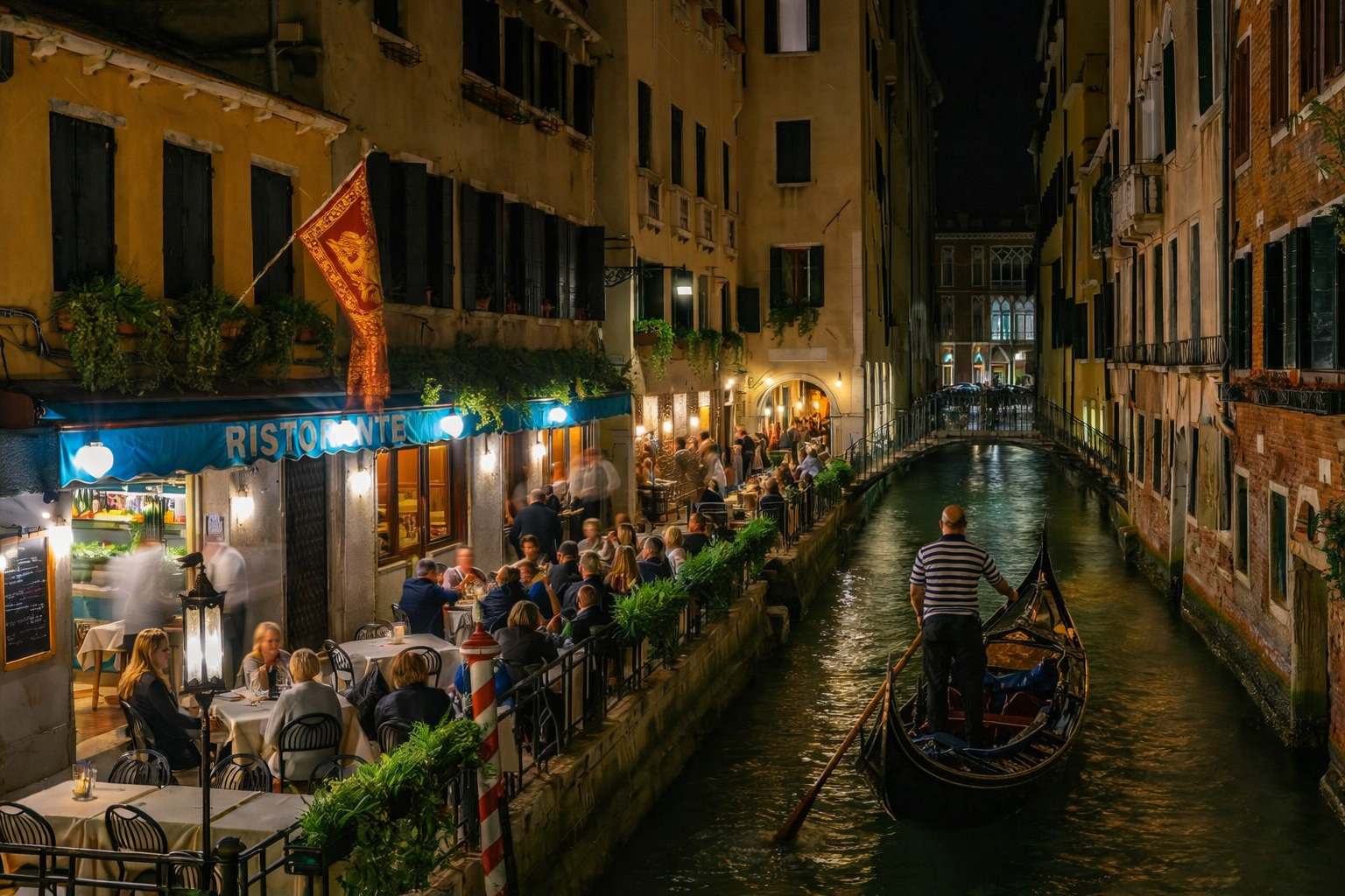 Abendliche Szene an einem Kanal in Venedig mit beleuchtetem Straßencafé, sitzenden Gästen, historischen Fassaden und einem venezianischen Gondoliere, der mit seiner Gondel durch den Kanal fährt.