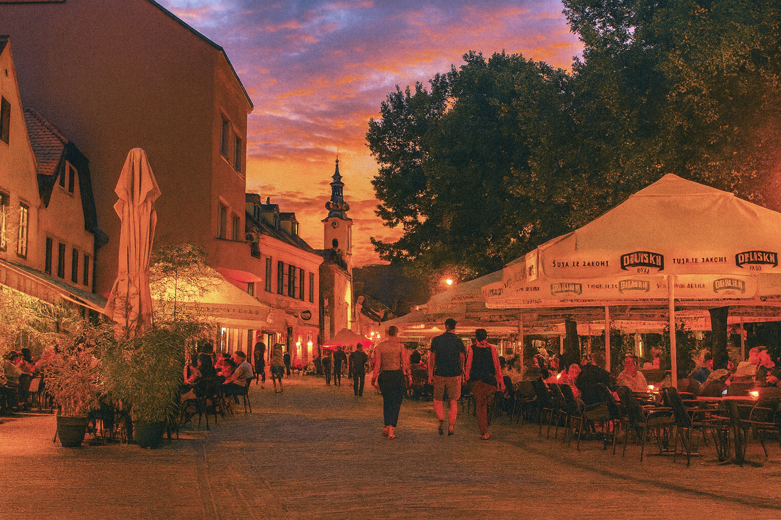 Die Tkalčićeva-Straße am Abend mit Strasencafes