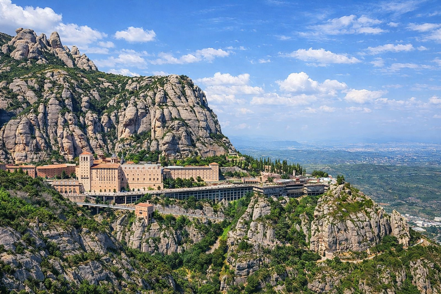 Panorama auf Abtei Montserrat im Montserrat Natural Park