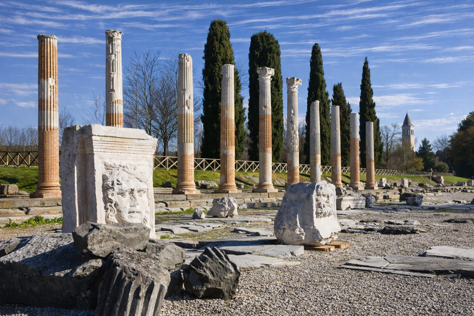 Panoramabild von den römischen Ruinen Aquileias.