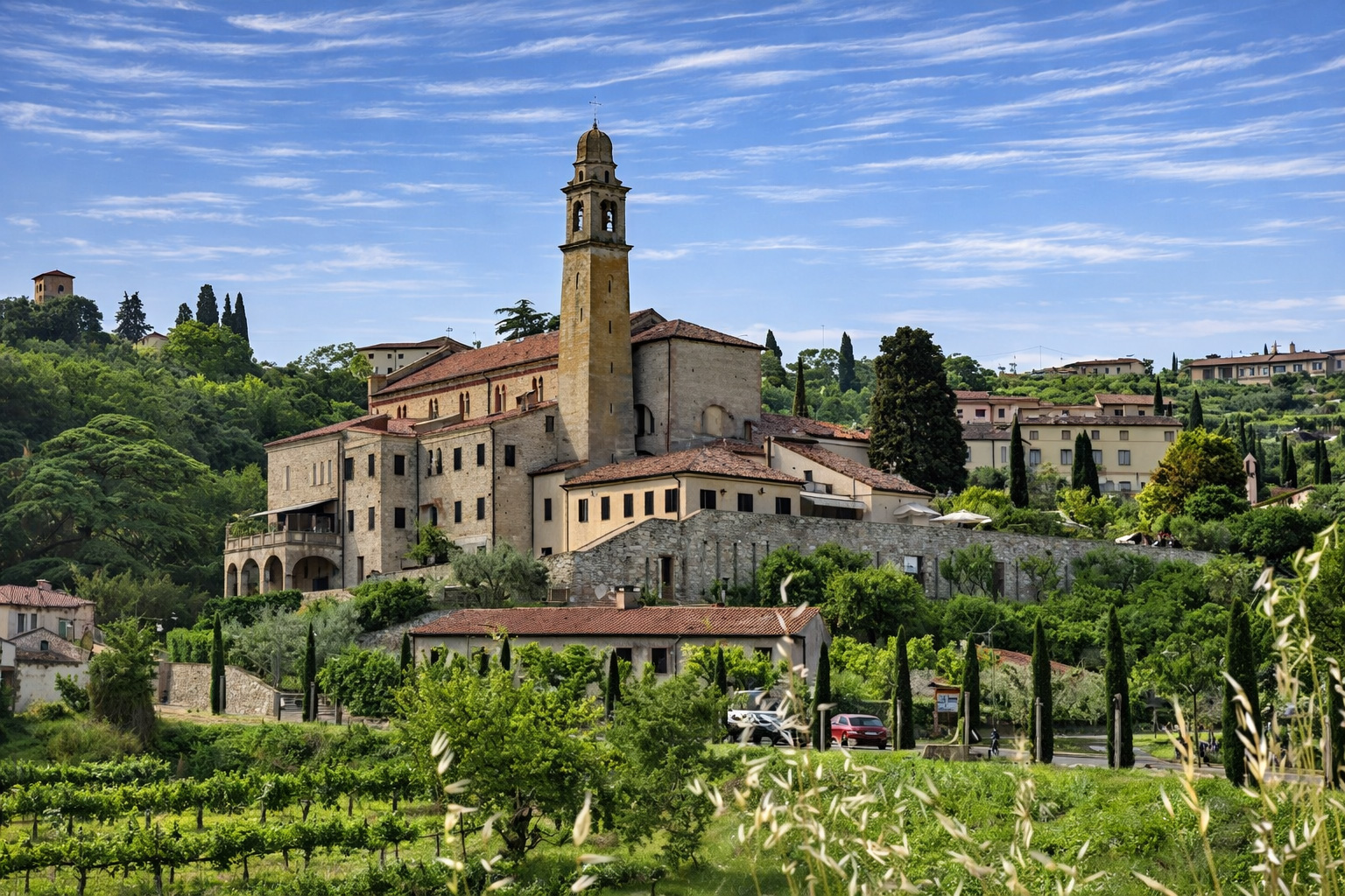 Panoramabild auf das Dorf Arquà Petrarca in den Parco Regionale dei Colli Euganei.