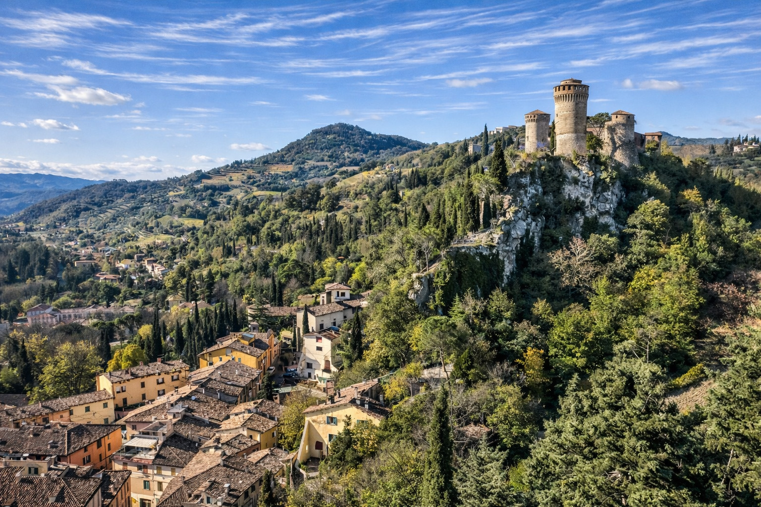 Panoramabild auf das Dorf Brisighella mit der gleichnahmigen Burg