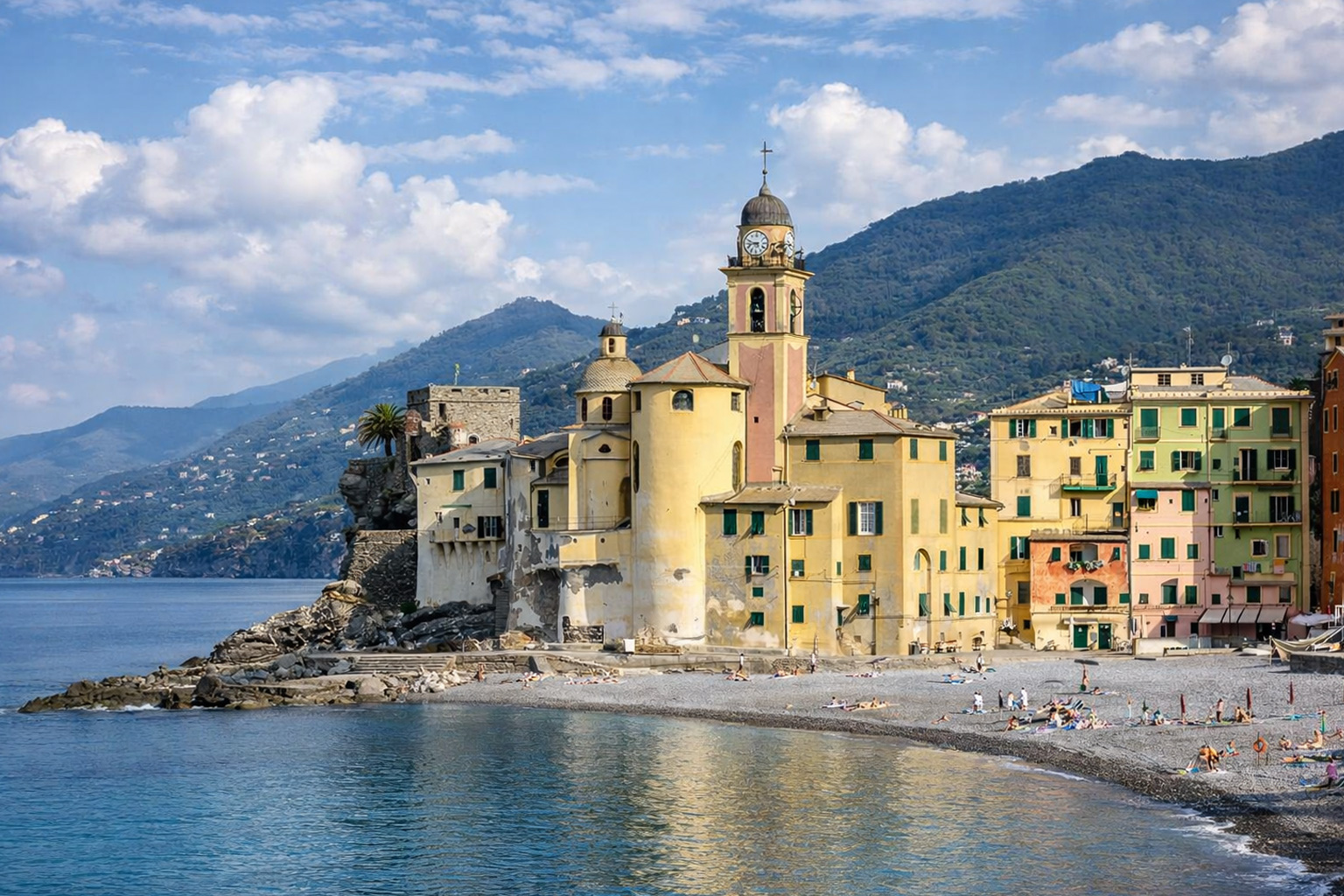 Camogli auf der Halbinsel Promontorio di Portofino in Italien als Panoramaaufnahme.