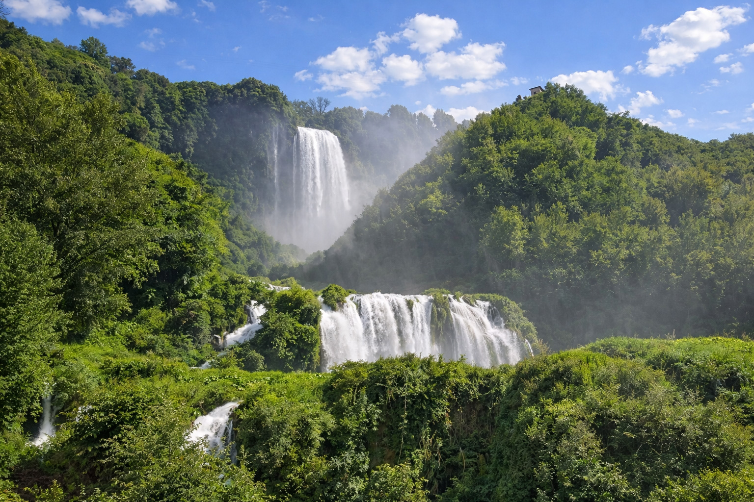 Panoramabild auf die Cascata delle Marmore Wasserfälle im Wald