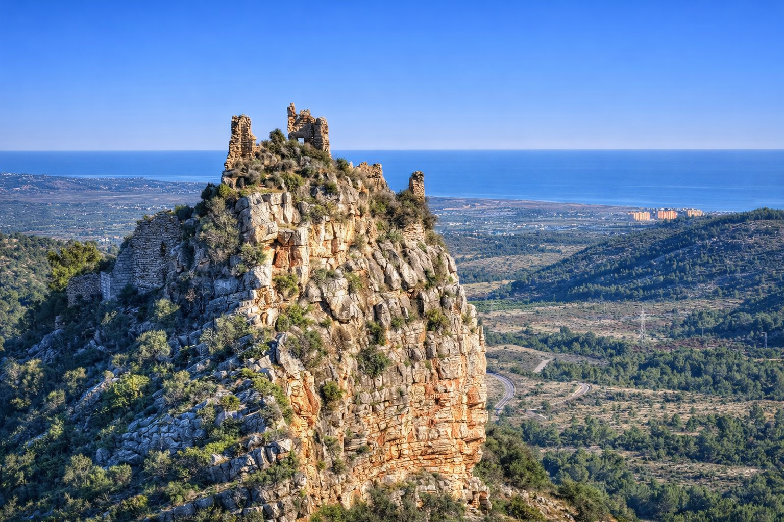 Panorama auf Castell de Miravet im Desert de les Palmes Natural Park