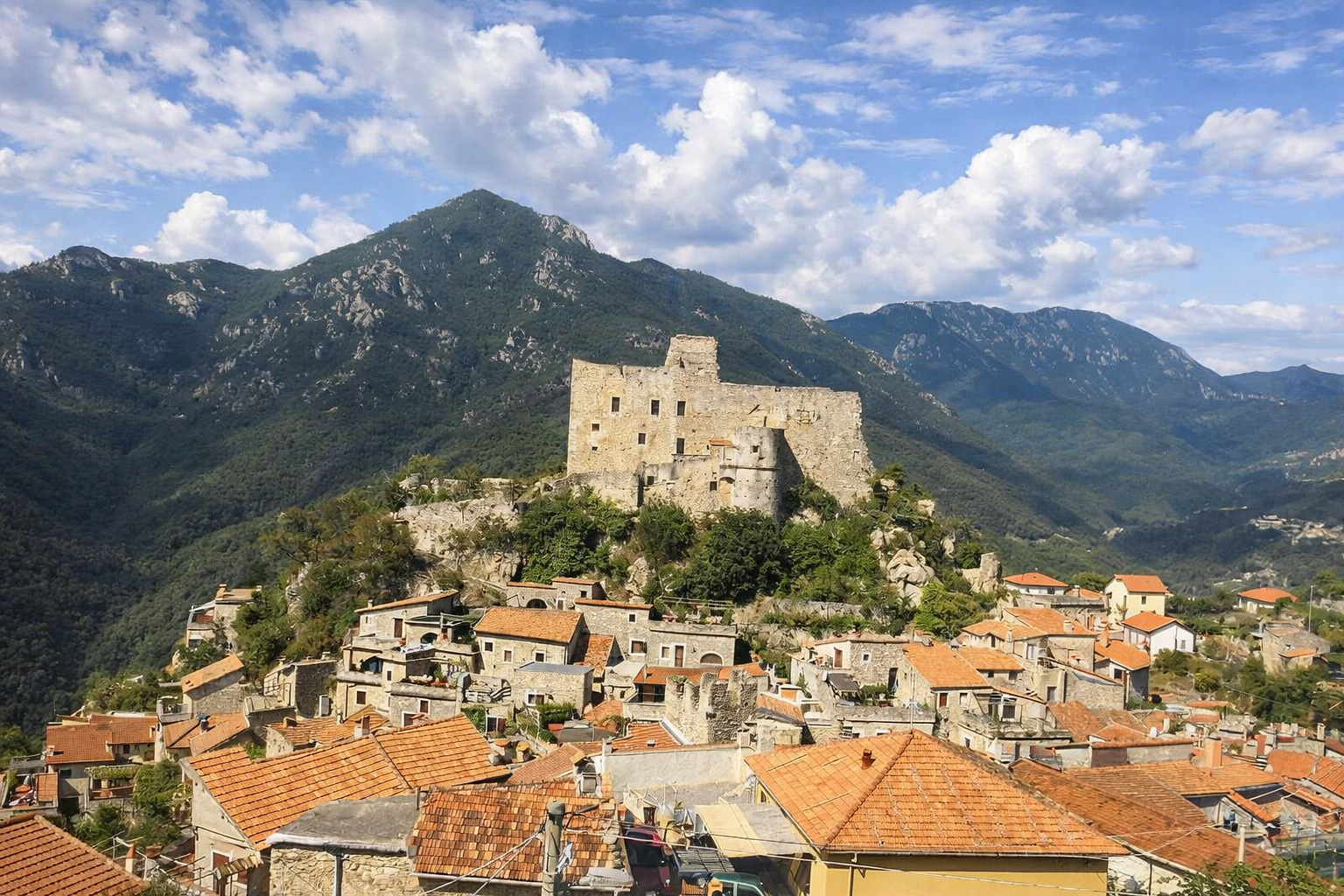 Mittelalterliches Dorf und Schlossblick - Castelvecchio di Rocca Barbena