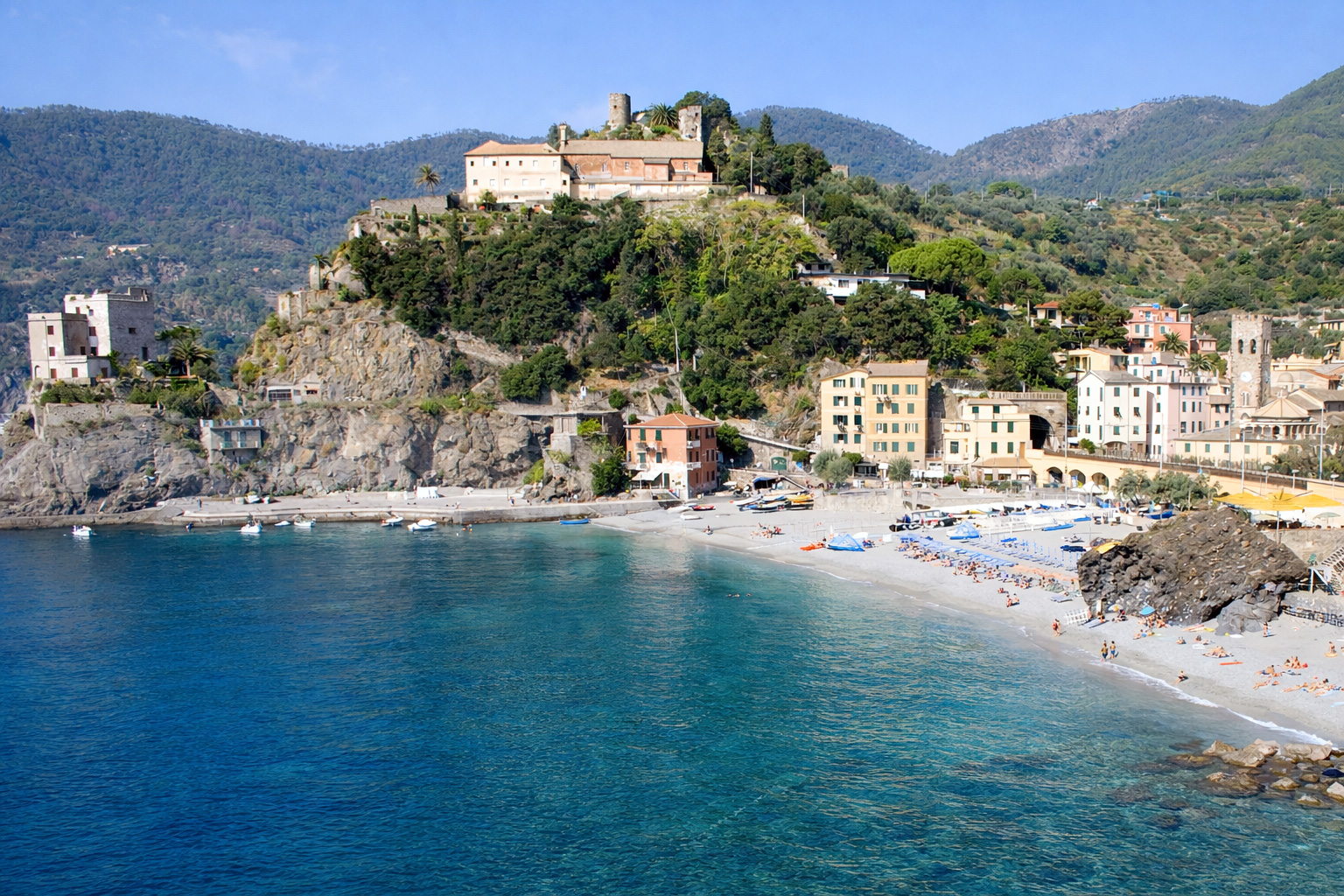 Panorama von Monterosso al Mare zu den Cinque Terre mit buten Häusern an den Felsen direkt am Meer.