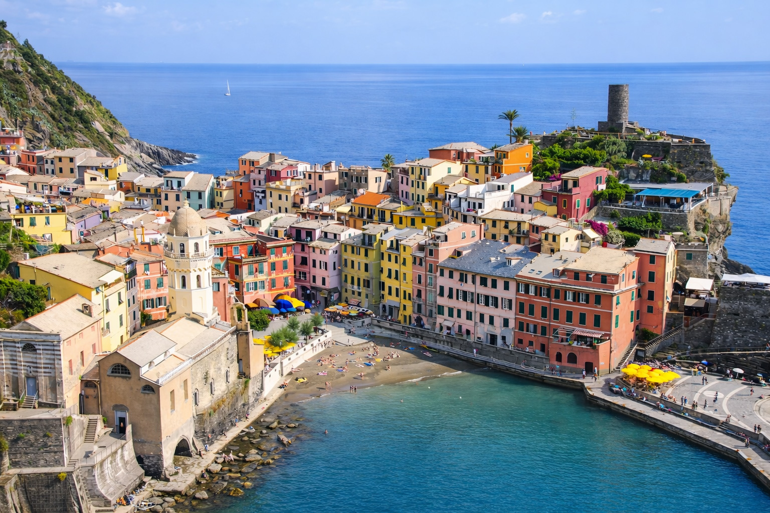 Panorama von Vernazza zu den Cinque Terre mit buten Häusern an den Felsen direkt am Meer.