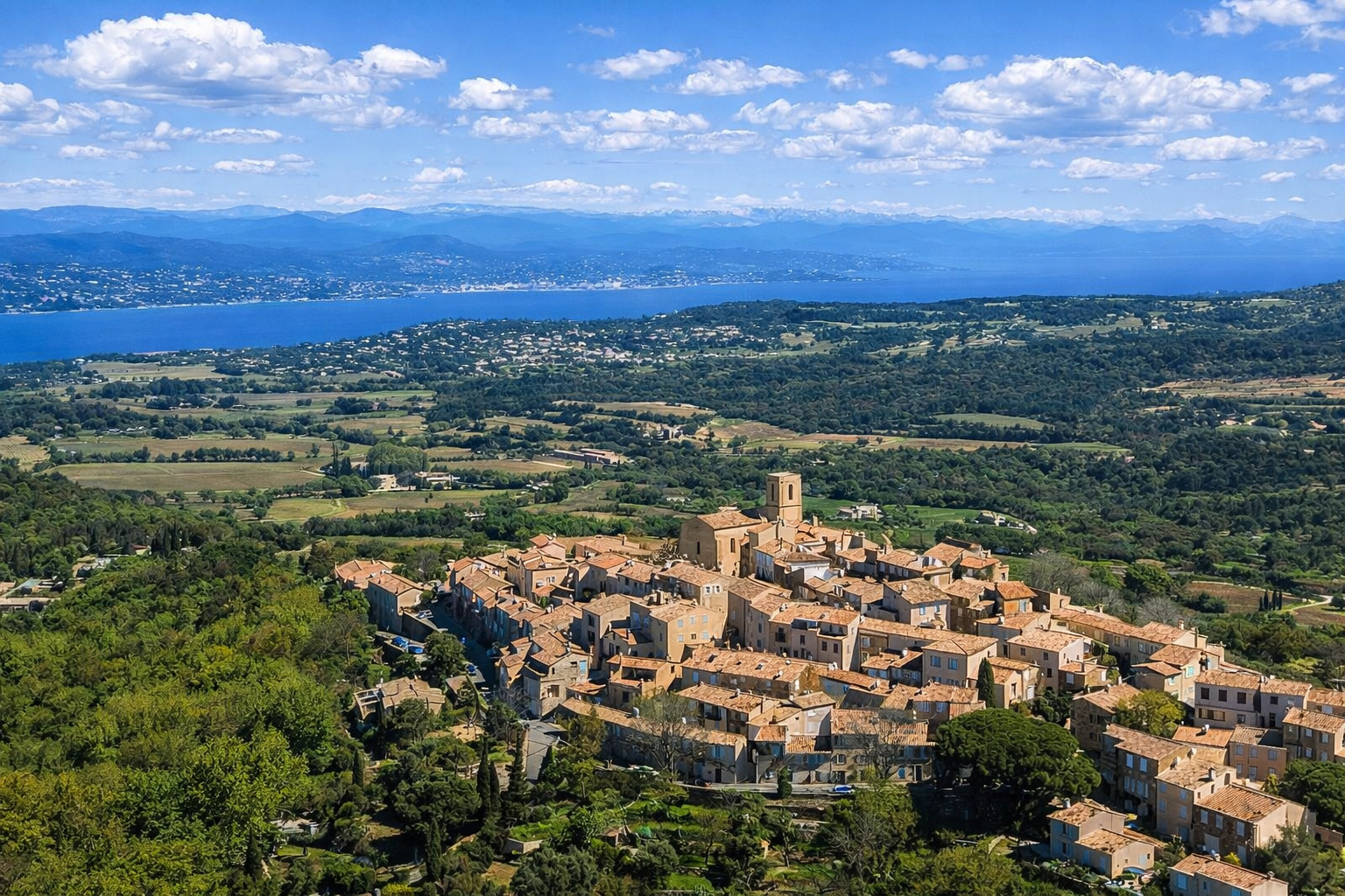 Dorf Gassin mit mediterranem Panorama
