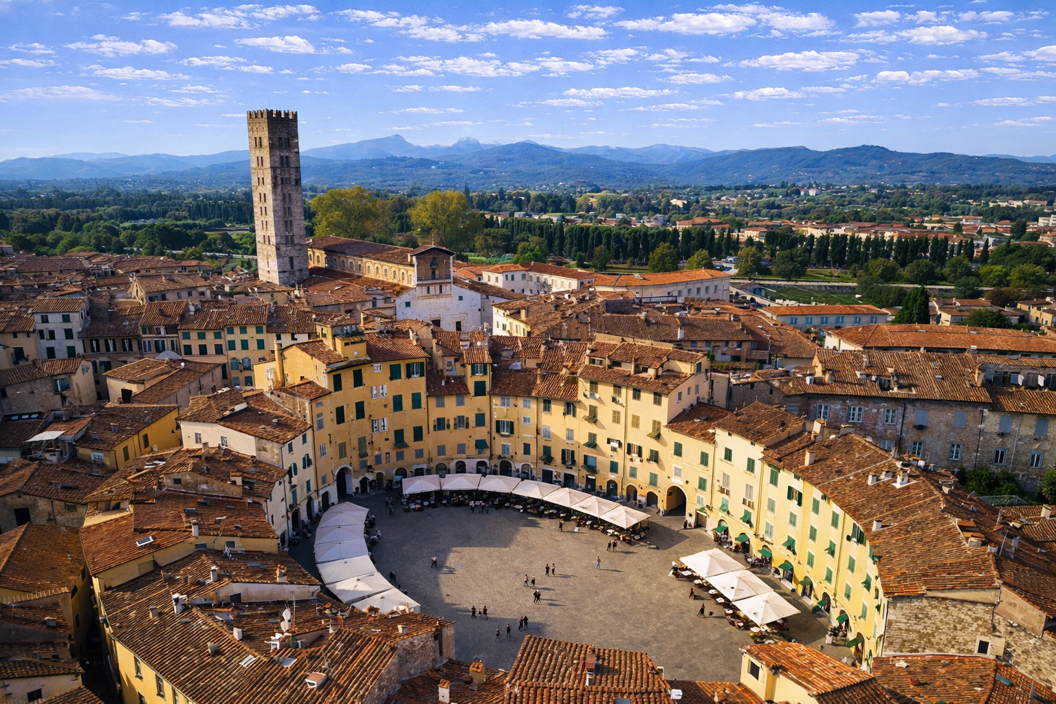 Luftaufnahme der Piazza dell'Anfiteatro in Lucca 