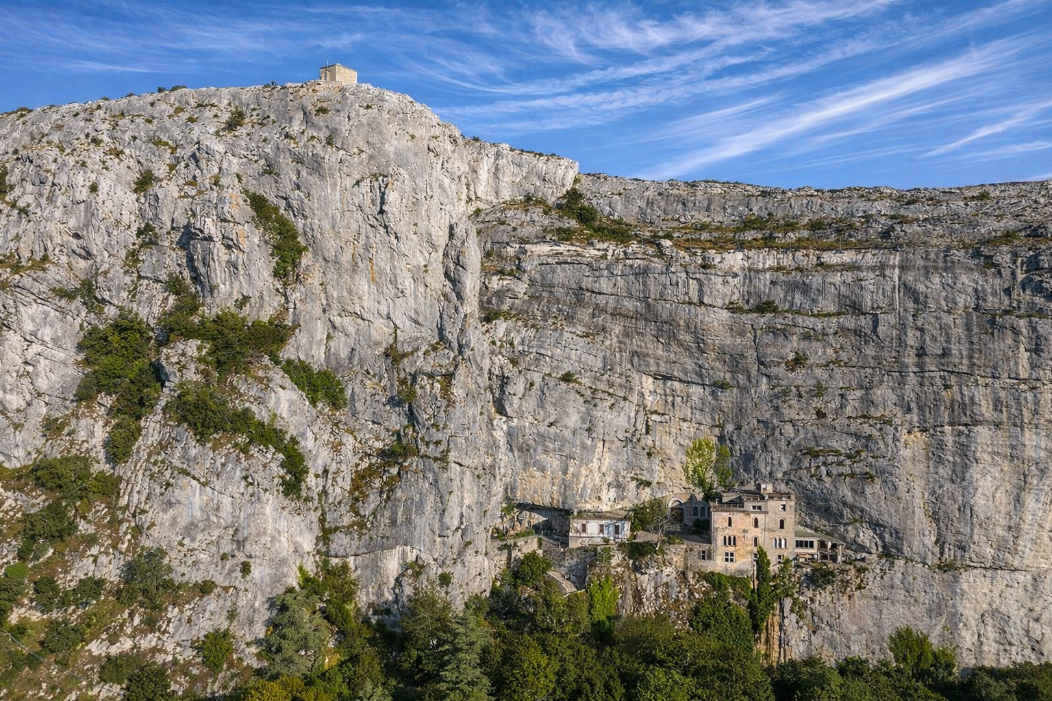 Der Felsen Massif de la Sainte-Baumemit dem Wallfahrtsort Grotte de Sainte-Marie-Madeleine