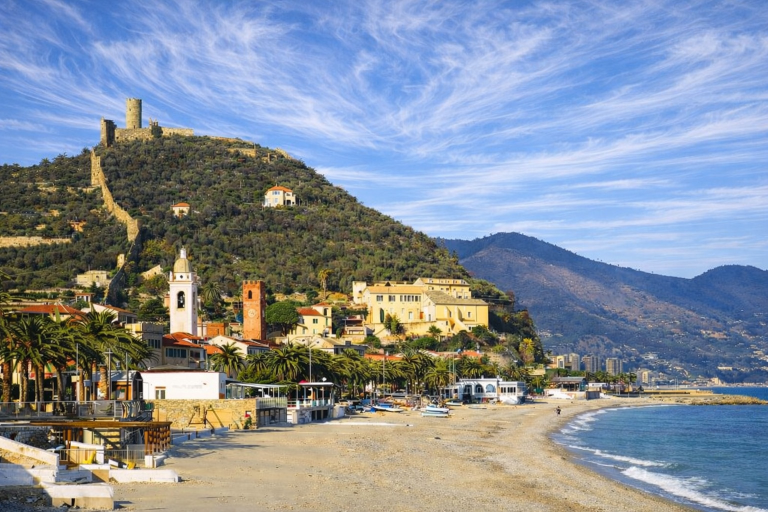 Küstenansicht von Noli mit Schloss