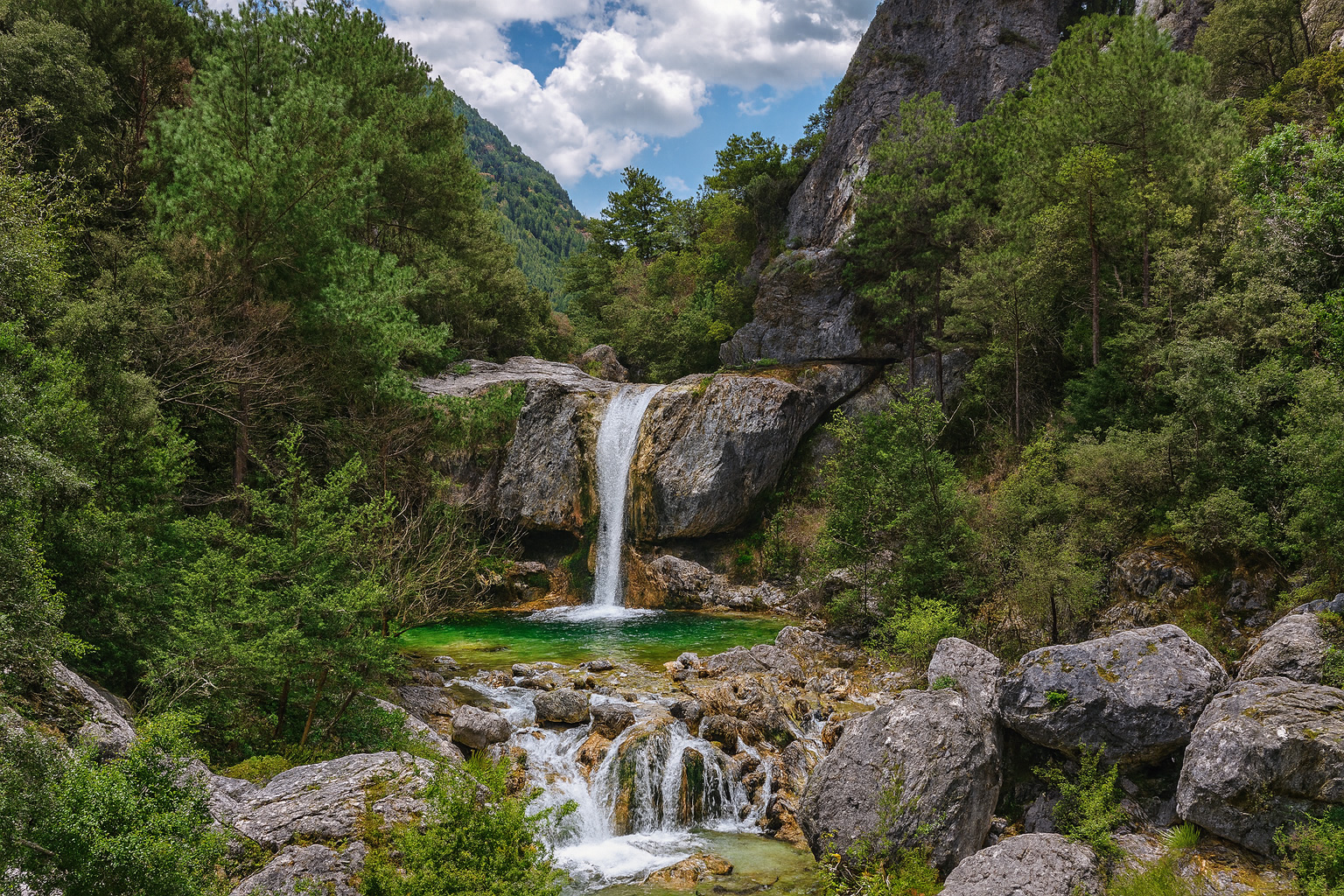 Der Nationalpark Olympos mit Wasserfall umgeben im Wald in einer Schlucht.