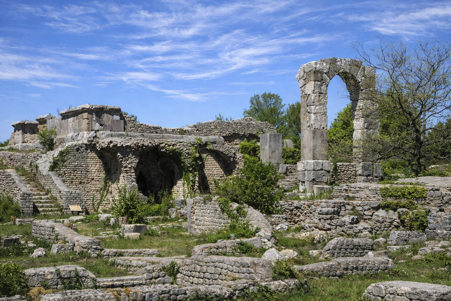 Panoramabild auf die römische Auagrabungsstätte Parco Archeologico di Carsulae