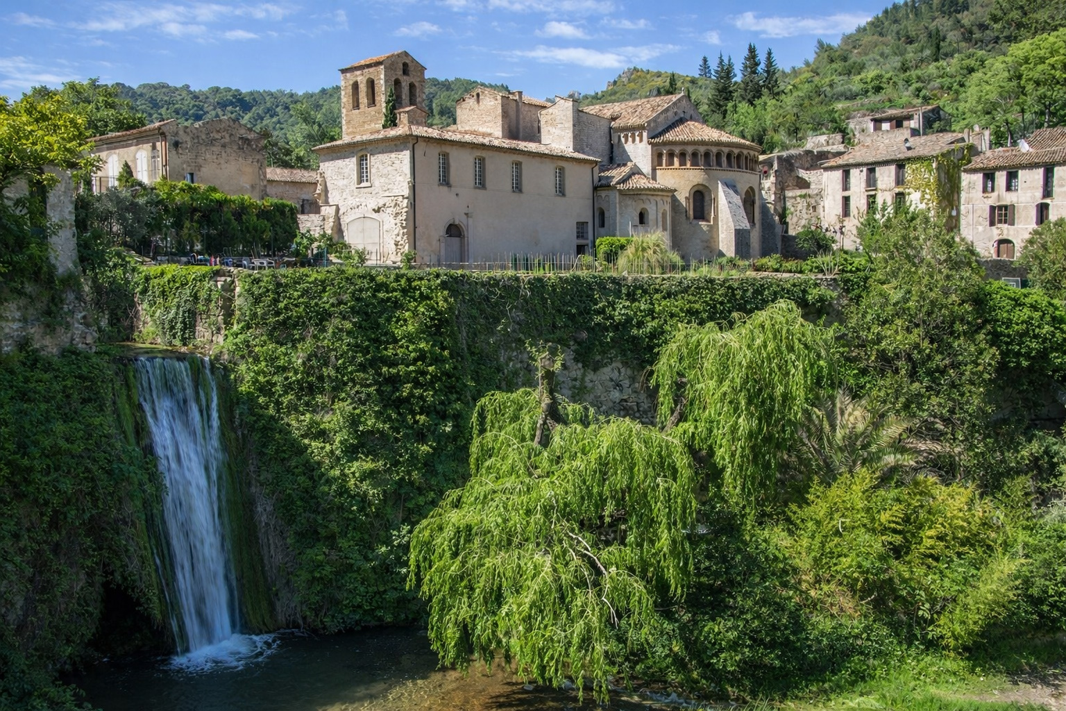 Wasserfall und mittelalterliches Dorf Saint-Guilhem-le-Désert