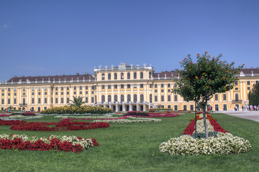 Schloss Schönbrunn mit Stadtpark bei Sonnenschein