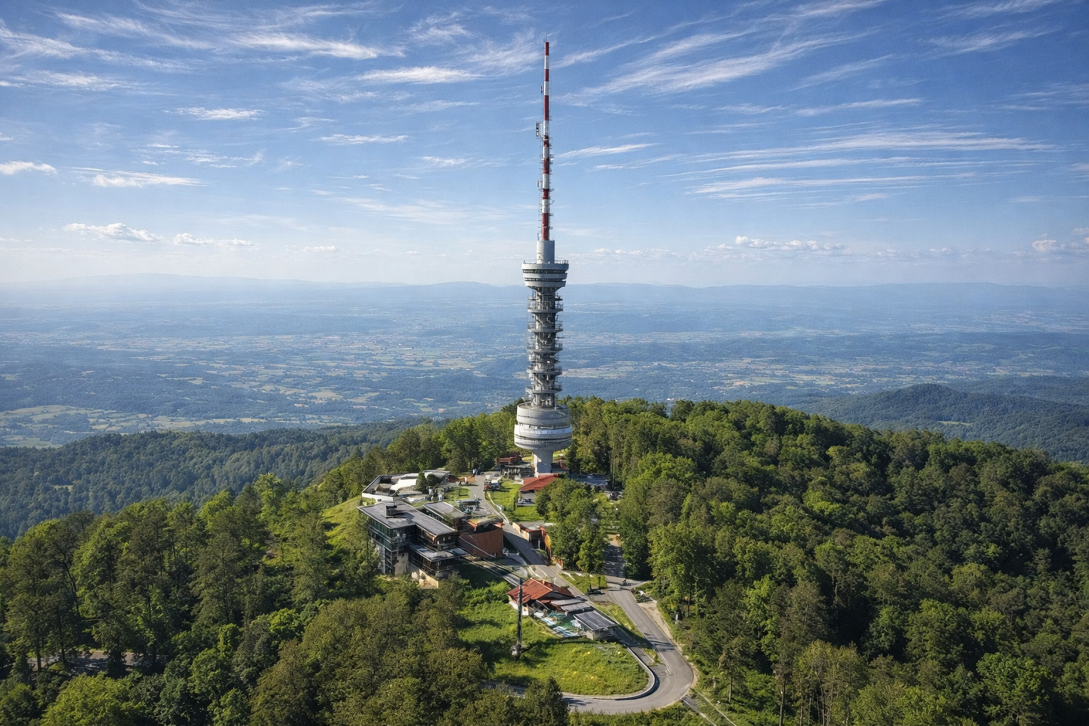 Panoramabild vom Berg Sljeme von Oben bei Zagreb mit dem Fersehrturm und Seilbahnanlage.