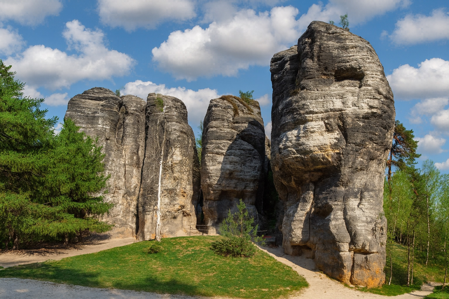 Naturpark Tisa Wände mit malerischen weiß-grauen Wolken, sonniger Beleuchtung und imposanten Sandsteinfelsen