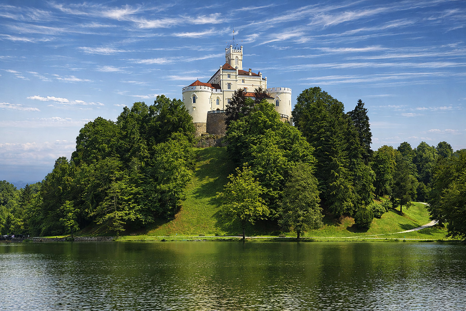 Panoramabild vom Trakošćan Castle am See.