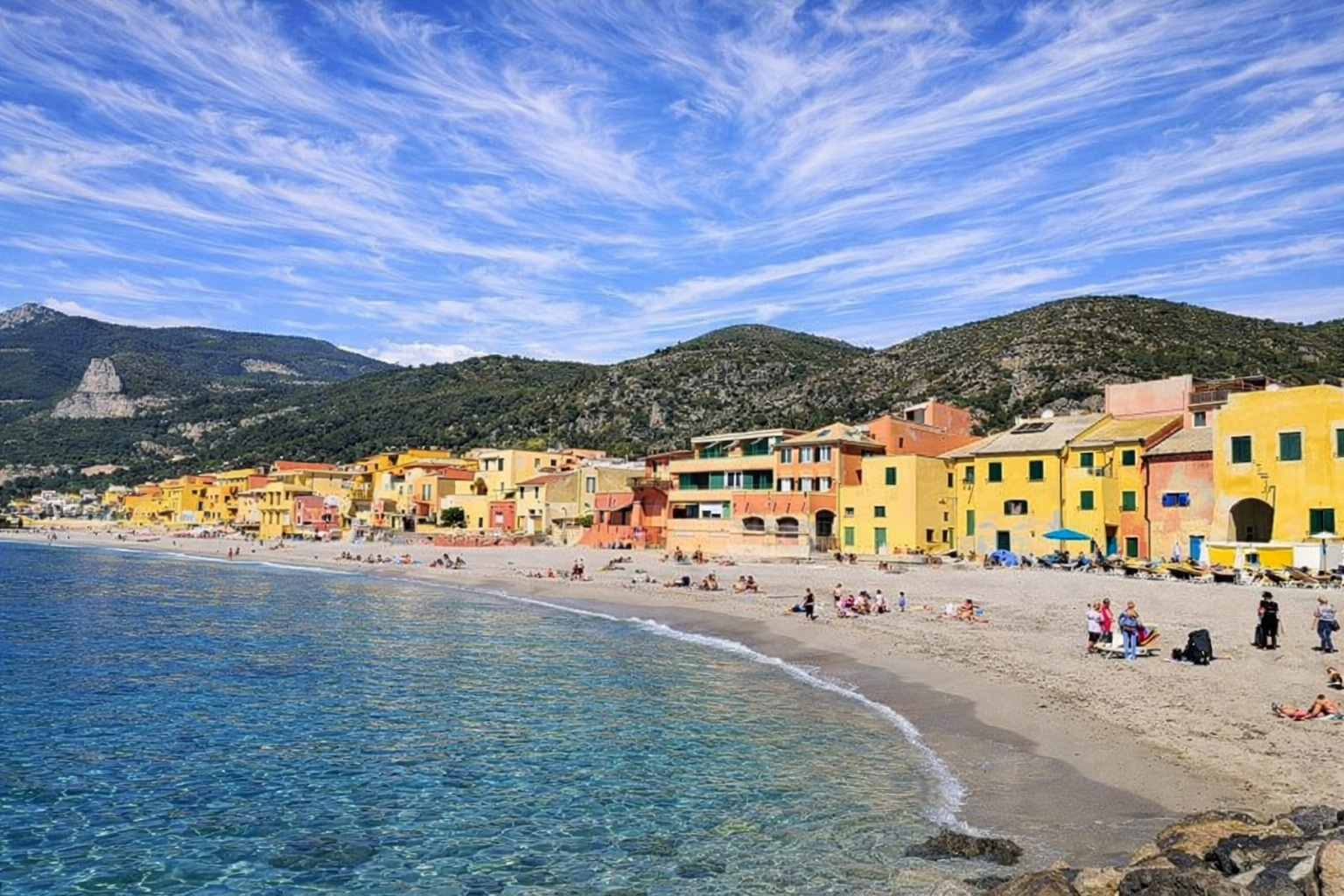 Sonniger Strand von Varigotti