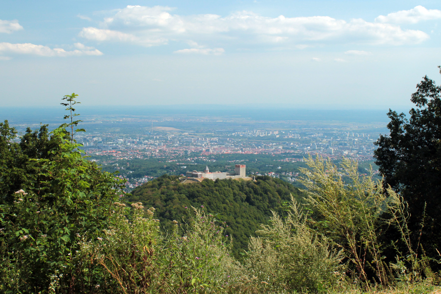 Der Aussichtspunkt Sljeme in Zagreb mit der Burg Medvedgrad