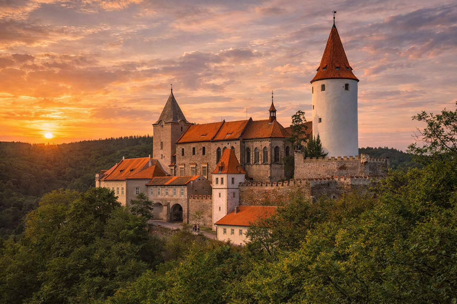 Burg Křivoklát in Beroun bei Sonnenuntergang