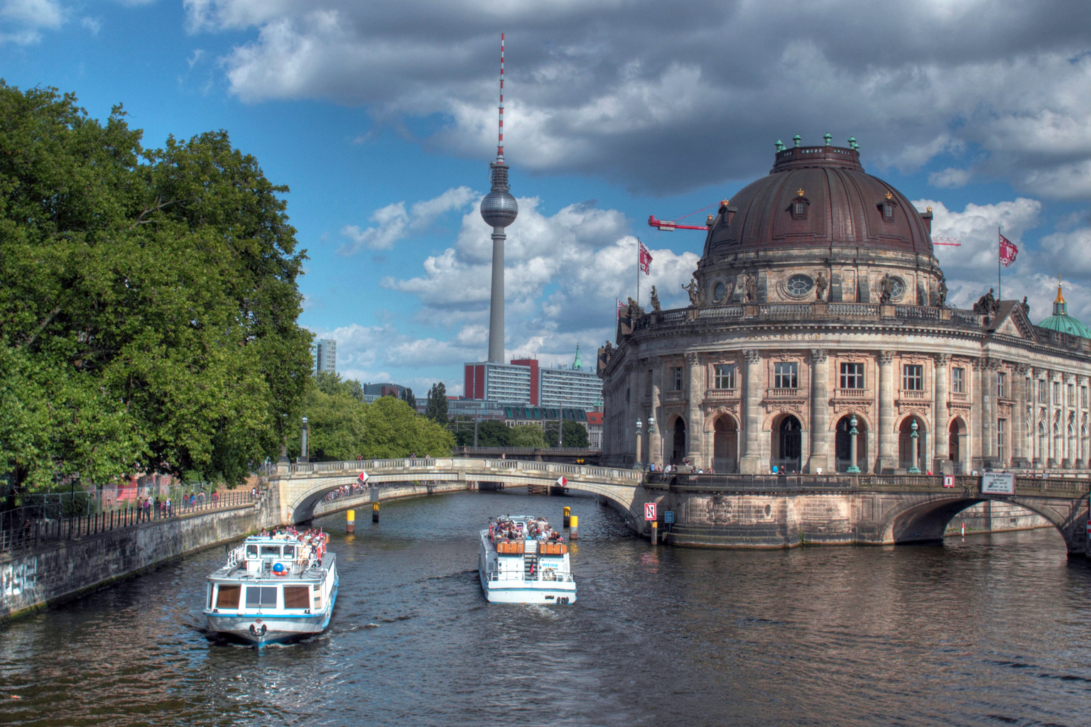 Die Museumsinsel von Berlin an der Spree mit dem Fernsehrturm im Hintergrund