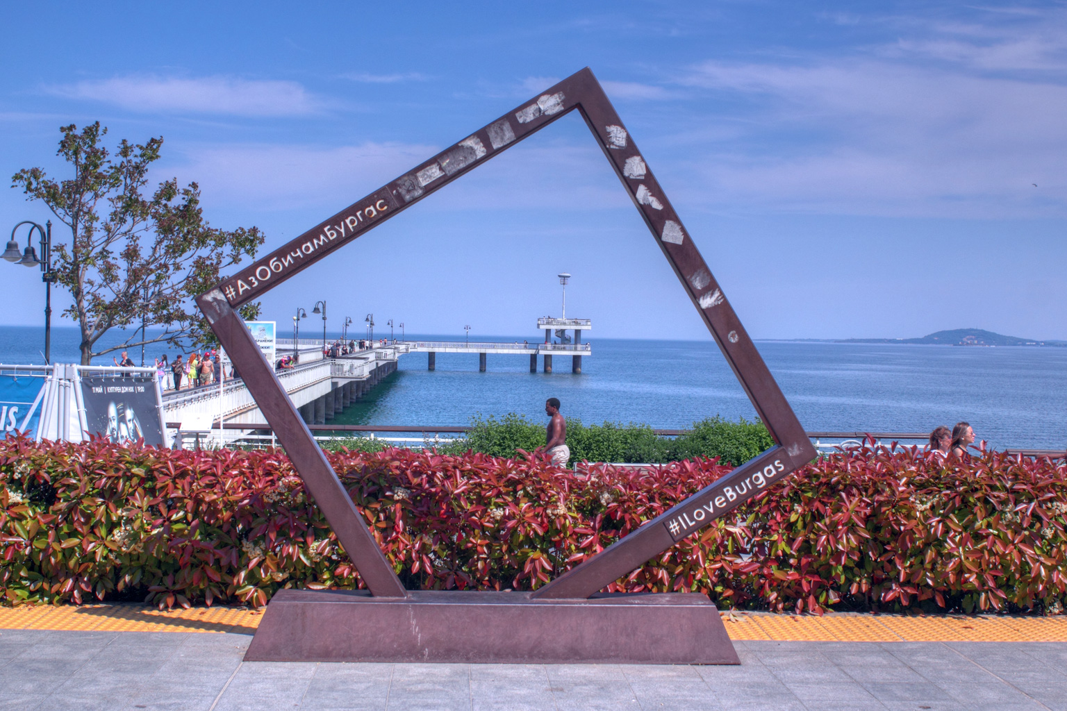 Die Seebrücke von Burgas, eingeramt in einem Kunstwerk an der Seepromenade