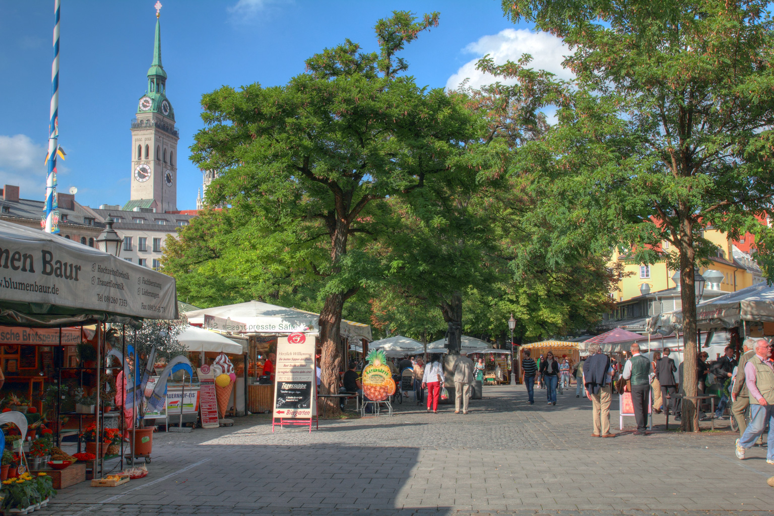 Der Viktualienmarkt in Münschen bei Sonnenschein