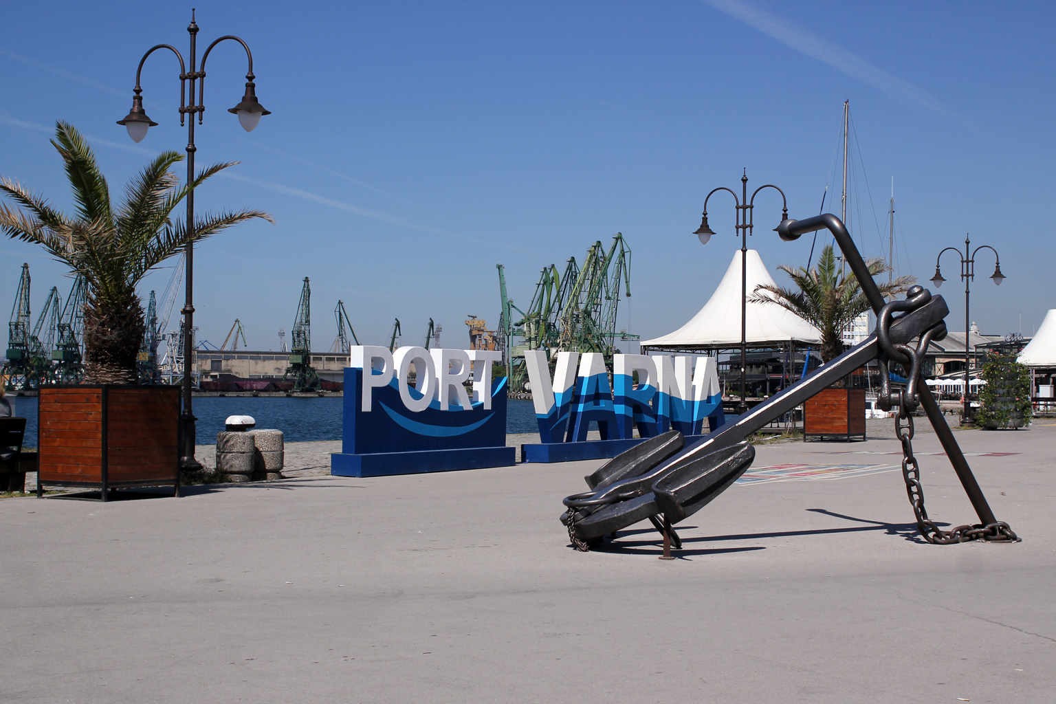 Die Seepromenade von Warna Bulgarien mit dem Schriftzug Port Varna und einem großen Anker.
