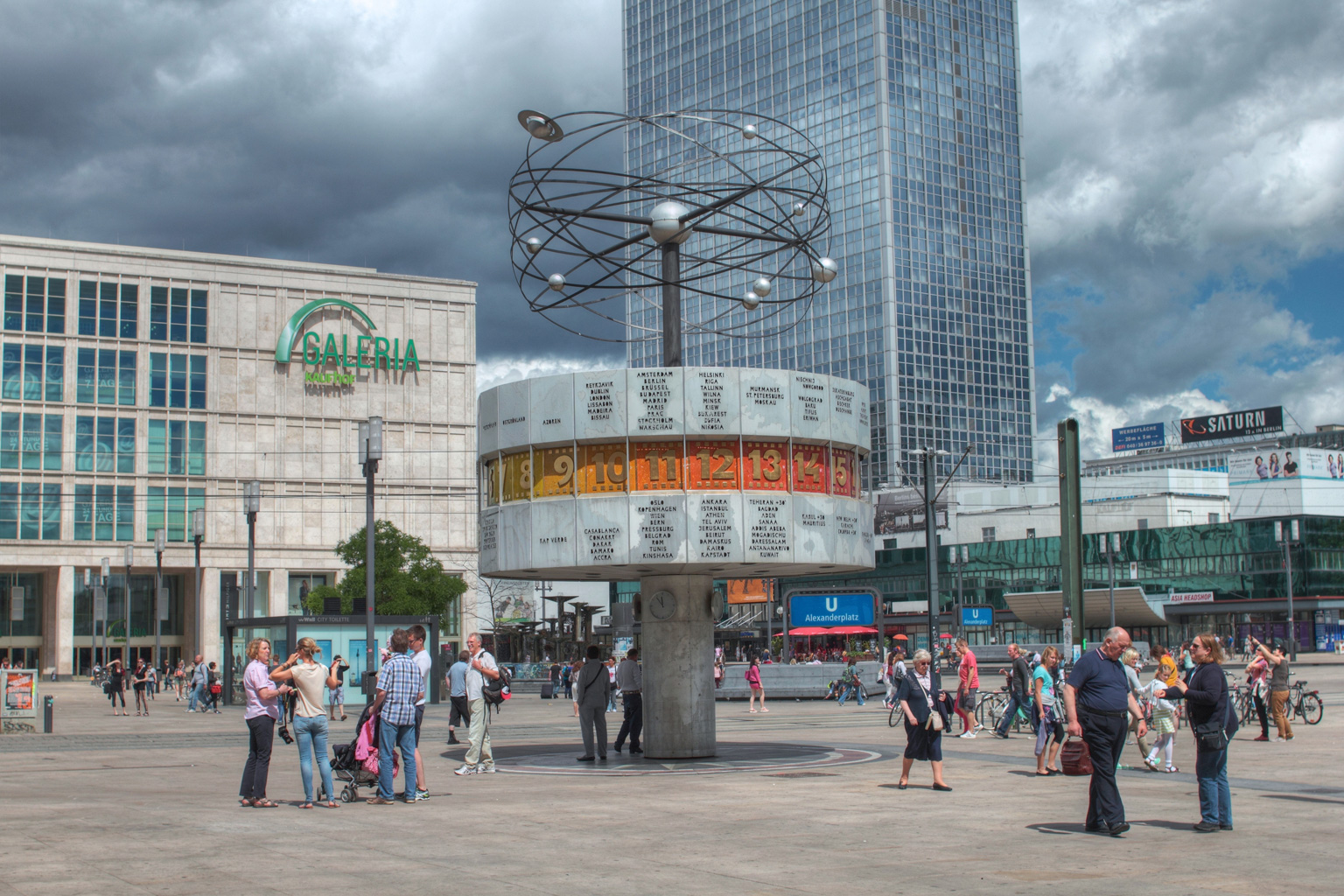 Die Urania Weltzeituhr am Alexanderplatz in Berlin.
