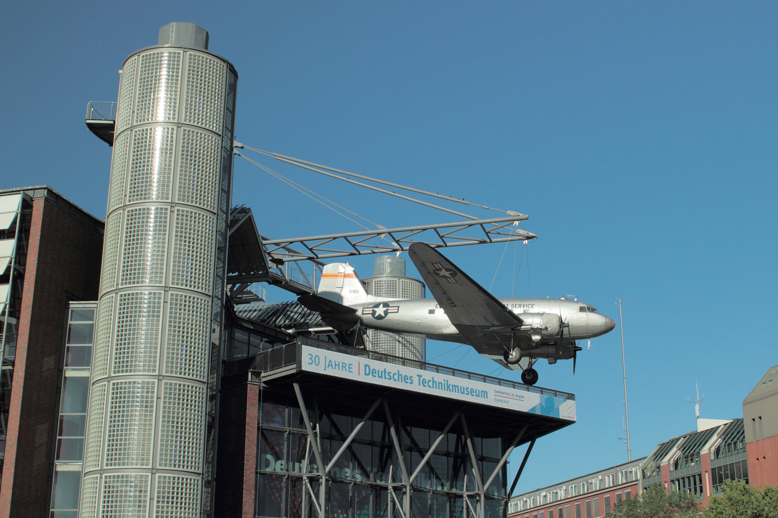 Ein Rosinenbomber ist auf dem Dach des Technikmuseum in Berlin platziert