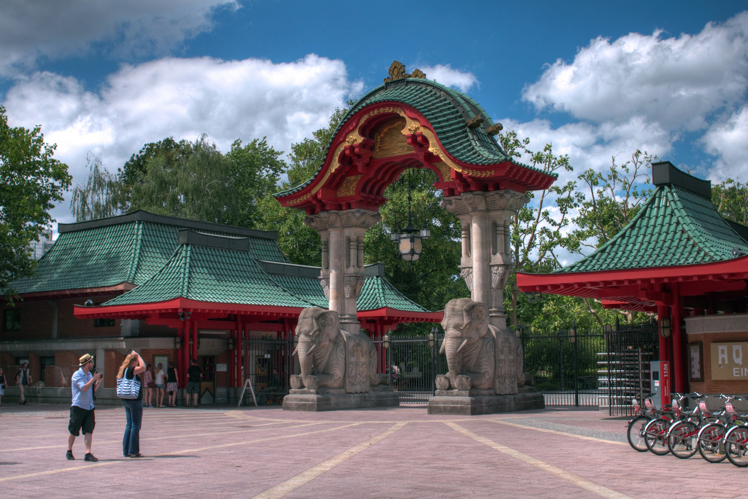 Der Eingang zum Berliner Zoo am Elefantentor im asiatischen Baustil