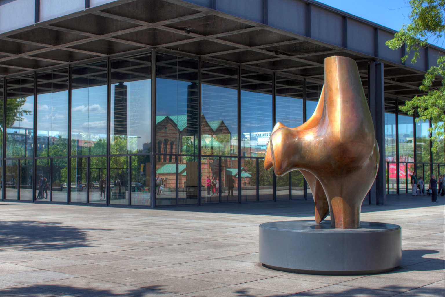 Kunstmonument vor der neuen Nationalgallerie