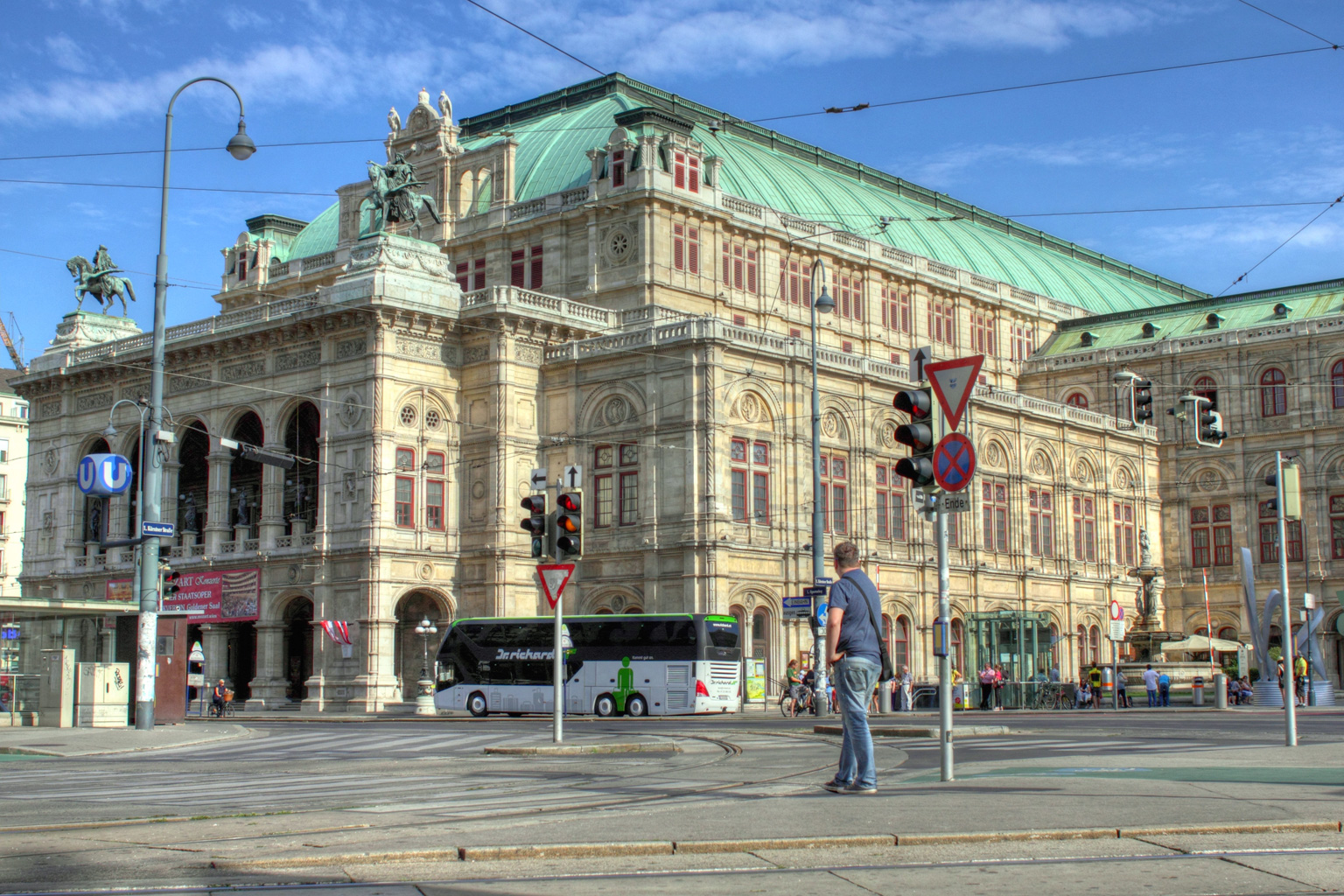 Ringstraße mit Staatsoper und Museen
