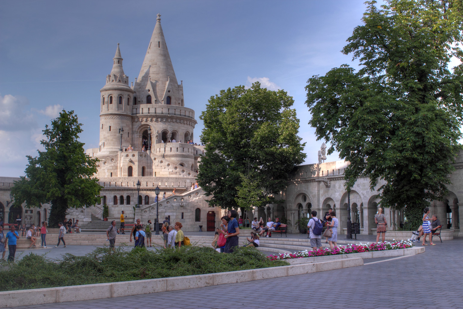 Das St.-Stephans-Denkmal in Burgenviertel von Budapest mit Besuchern bei Sonnenschein.