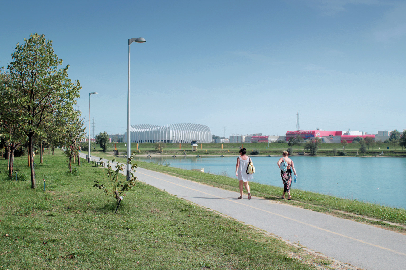 Die Uferpromenade im Jarun Stadtpark mit dem Arena-Center im Hintergrund