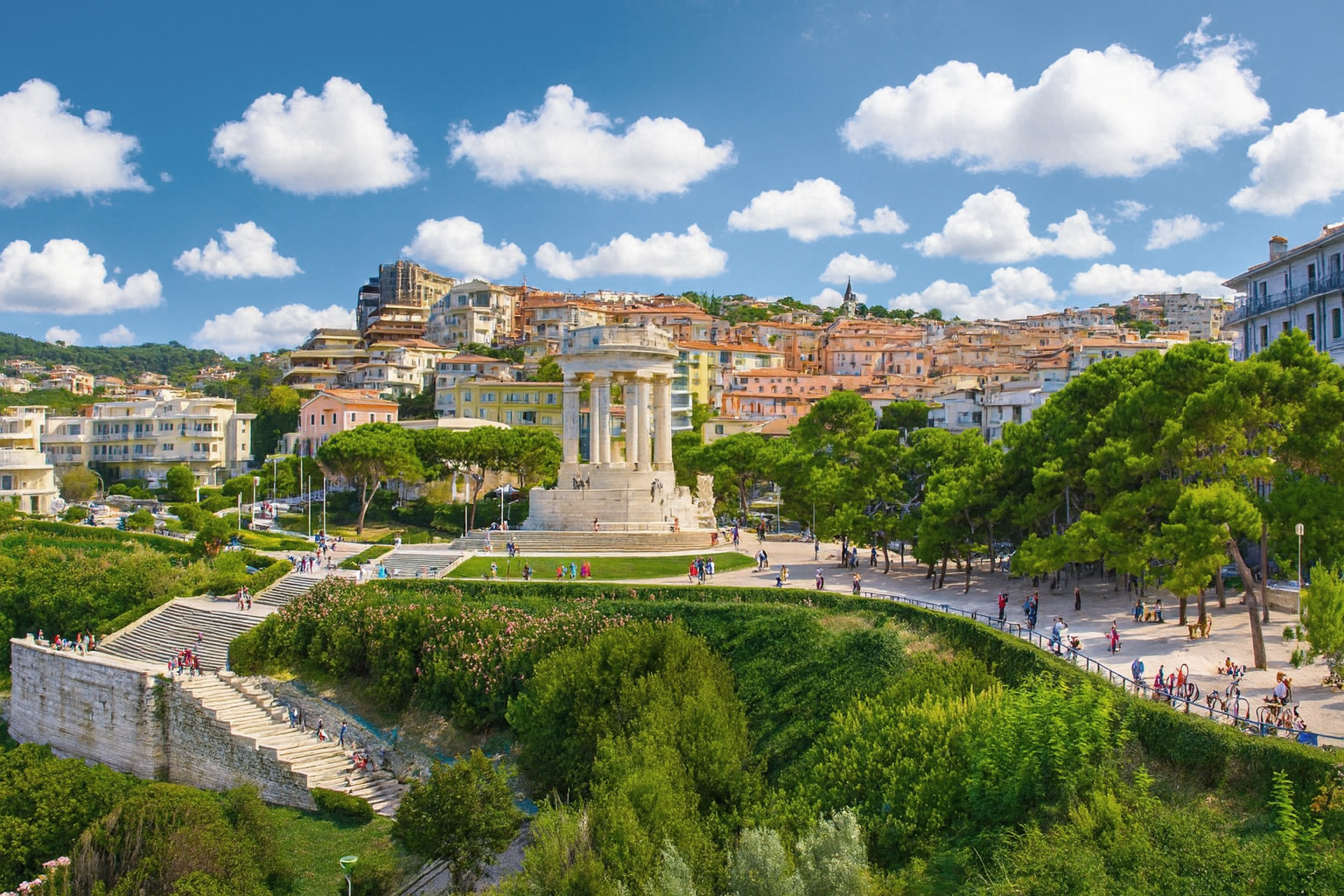 elvedere Virna Lisi Monument in Ancona mit umliegenden Gärten, Treppen und Stadtpanorama bei blauem Himmel mit weißen Wolken.