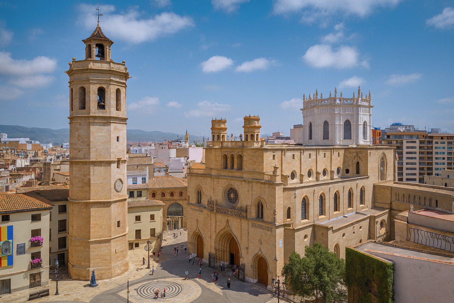 Concatedral de Santa Maria mit dem Glockenturm El Fadrí in Castelló de la Plana unter malerischen weiß-grauen Wolken im Sonnenlicht.