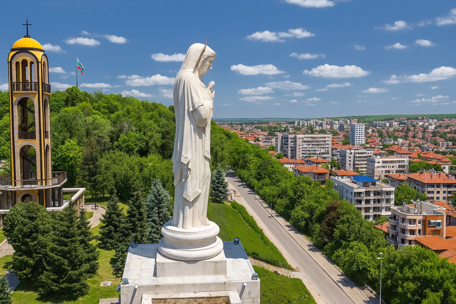 Der Chaskowo-Park-Yamacha mit der Muttergottes-Statue und den Glockenturm