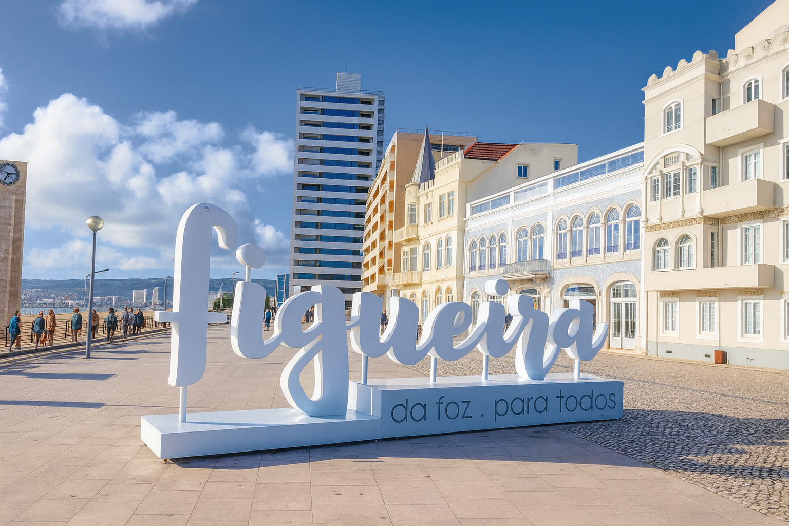 Uferpromenade in Figueira da Foz mit dem modernen Schriftzug „Figueira da Foz“, historischen Gebäuden und Spaziergängern bei klarem Sonnenlicht und malerischen weiß-grauen Wolken.