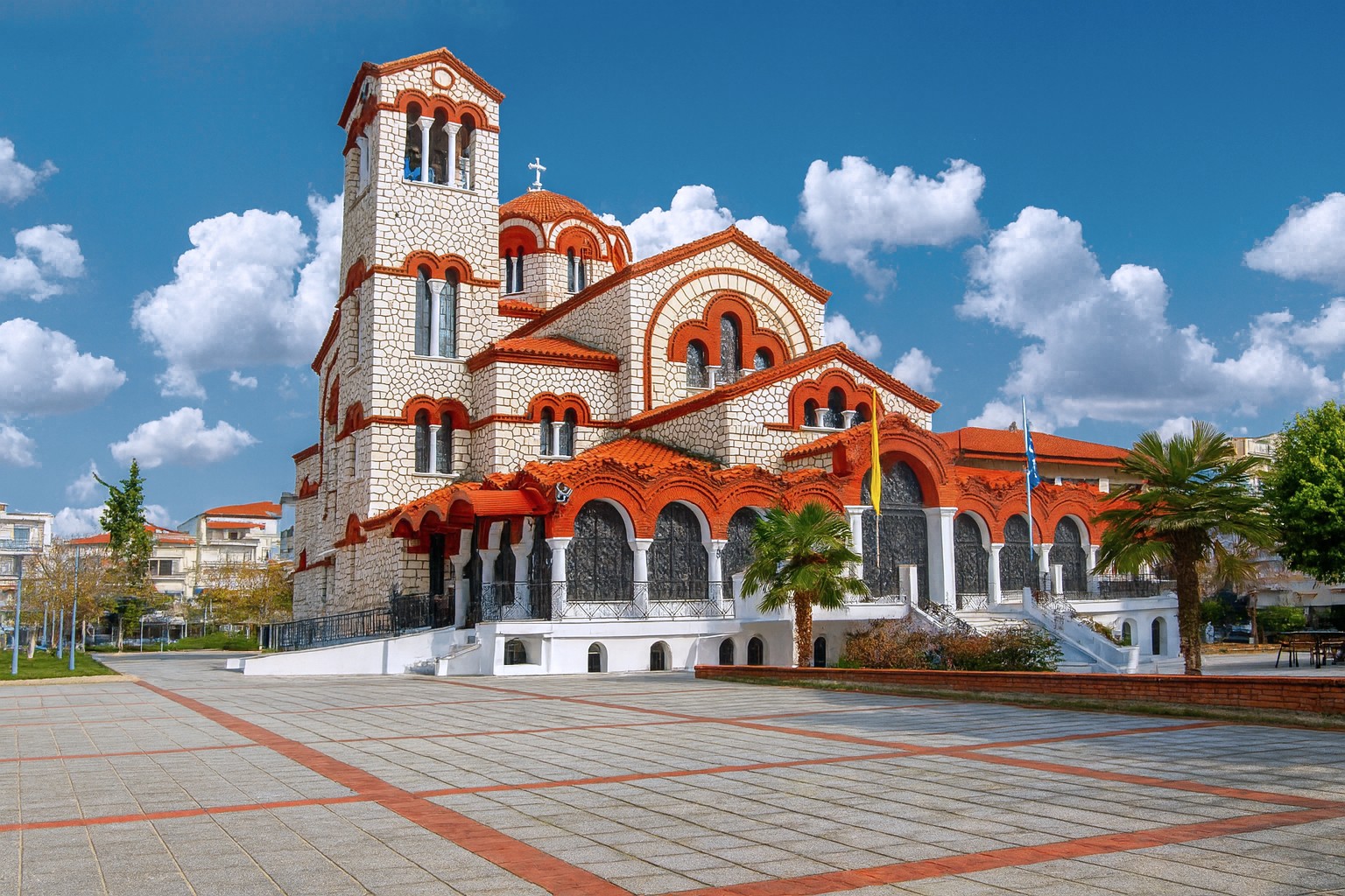 Sankt Georgs Kirche in Giannitsa mit byzantinischer Architektur aus Stein und roten Ziegeln, im besten Tageslicht mit weißem Wolkenhimmel.