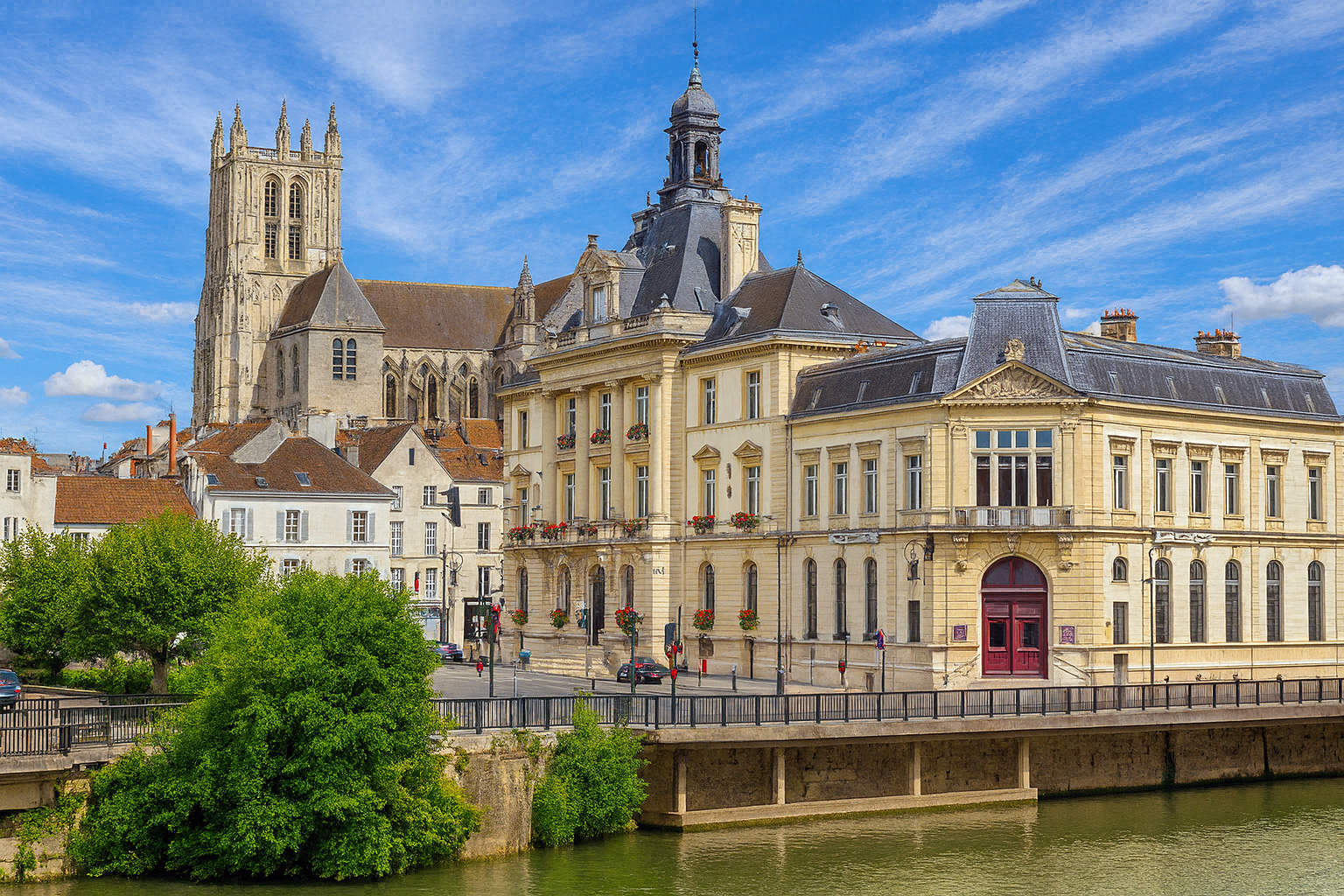 Panorama der Altstadt von Meaux mit der Saint Stephen’s Kathedrale im Hintergrund unter einem Himmel mit Zirrus- und Cumuluswolken bei Sonnenlicht.
