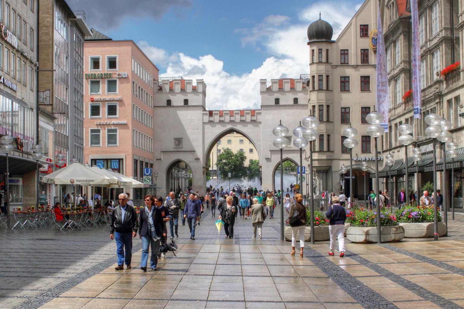 Die Kaufringerstrasse in München mit dem Karlstor im Hintergund nach dem Regen.